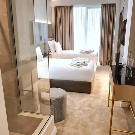 Mirror Hotel 4*
