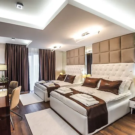 Mirror Hotel 4*