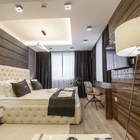 Mirror Hotel 4*